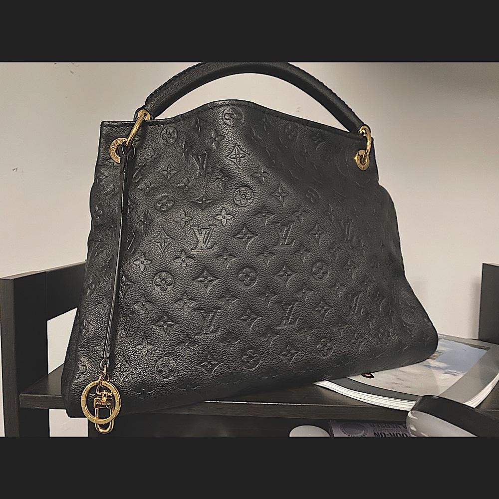 Authentic Louis Vuitton Artsy MM